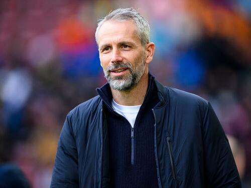 Über den Zustand des Rasens im Augsburger Stadion wurde geschimpft - von Leipzigs Trainer Marco Rose gibt es nun aber ein Lob für den Greenkeeper