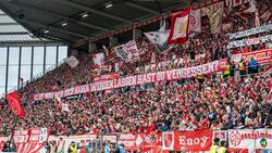 Fans des 1. FSV Mainz 05 protestieren gegen Jürgen Klopps Engagement bei Red Bull