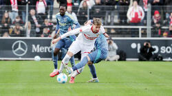 Atakan Karazor wurde im Testspiel gegen Ajax heftig gefoult