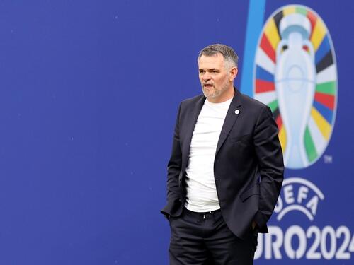Georgiens Trainer Willy Sagnol verfolgt das Spielgeschehen.