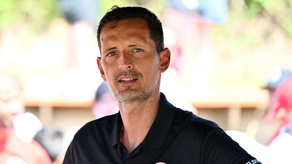 Eintracht-Trainer Dino Toppmöller geht in seine zweite Saison Eintracht-Trainer Dino Toppmöller geht in seine zweite Saison