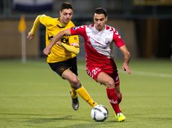 Sofyan Amrabat (r.) heeft Hicham Faik achter zich gelaten tijdens Roda JC - FC Utrecht. (28-01-2016)
