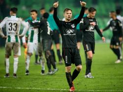 Todd Kane bedankt de fans die vanuit Nijmegen naar Groningen zijn gekomen na de wedstrijd tussen FC Groningen en NEC. (22-01-2016)