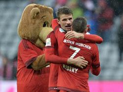 Franck Ribéry (r.) maakt tegen SV Darmstadt 08 eindelijk weer eens speelminuten voor Bayern München. Thomas Müller (l.) knuffelt zijn teamgenoot na afloop van de wedstrijd waarin Ribéry zijn rentree maakte. (20-02-2016)