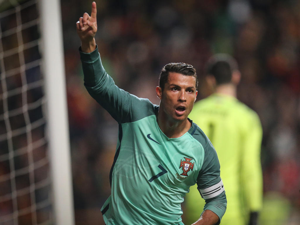 Cristiano Ronaldo maakt na veertig minuten spelen de 2-0 in de oefenwedstrijd Portugal - België. (29-03-2016)