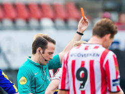 Scheidsrechter Edwin van de Graaf stuurt Pieter Nys met rood van het veld tijdens Sparta Rotterdam - FC Oss. (23-11-2014)