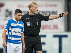 Kevin Blom (r.) vertelt Mustafa Saymak (l.) dat hij zich buiten het veld moet laten behandelen aan zijn bloedneus tijdens PEC Zwolle - ADO Den Haag. (07-12-2014)