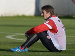 Filip Đuričić rust even uit tijdens de training van 1. FSV Mainz 05. (25-11-14)
