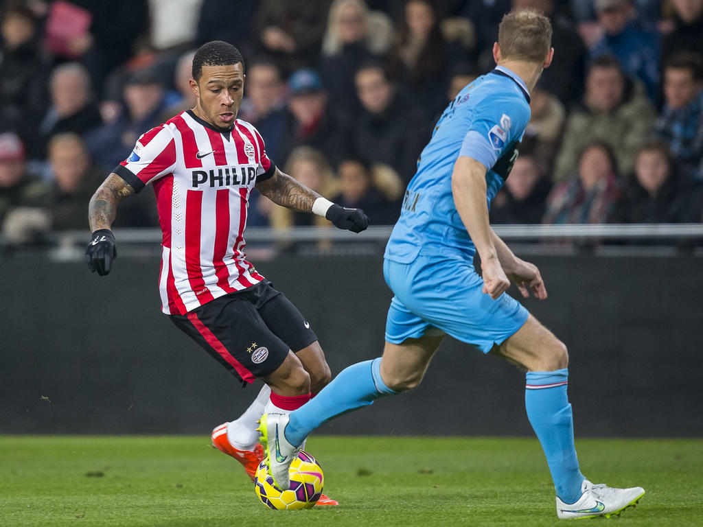 Memphis Depay (l.) zoekt Frank van der Struijk (r.) op tijdens PSV Eindhoven - Willem II. (31-01-2015) Memphis Depay (l.) zoekt Frank van der Struijk (r.) op tijdens PSV Eindhoven - Willem II. (31-01-2015)