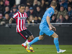 Memphis Depay (l.) zoekt Frank van der Struijk (r.) op tijdens PSV Eindhoven - Willem II. (31-01-2015)