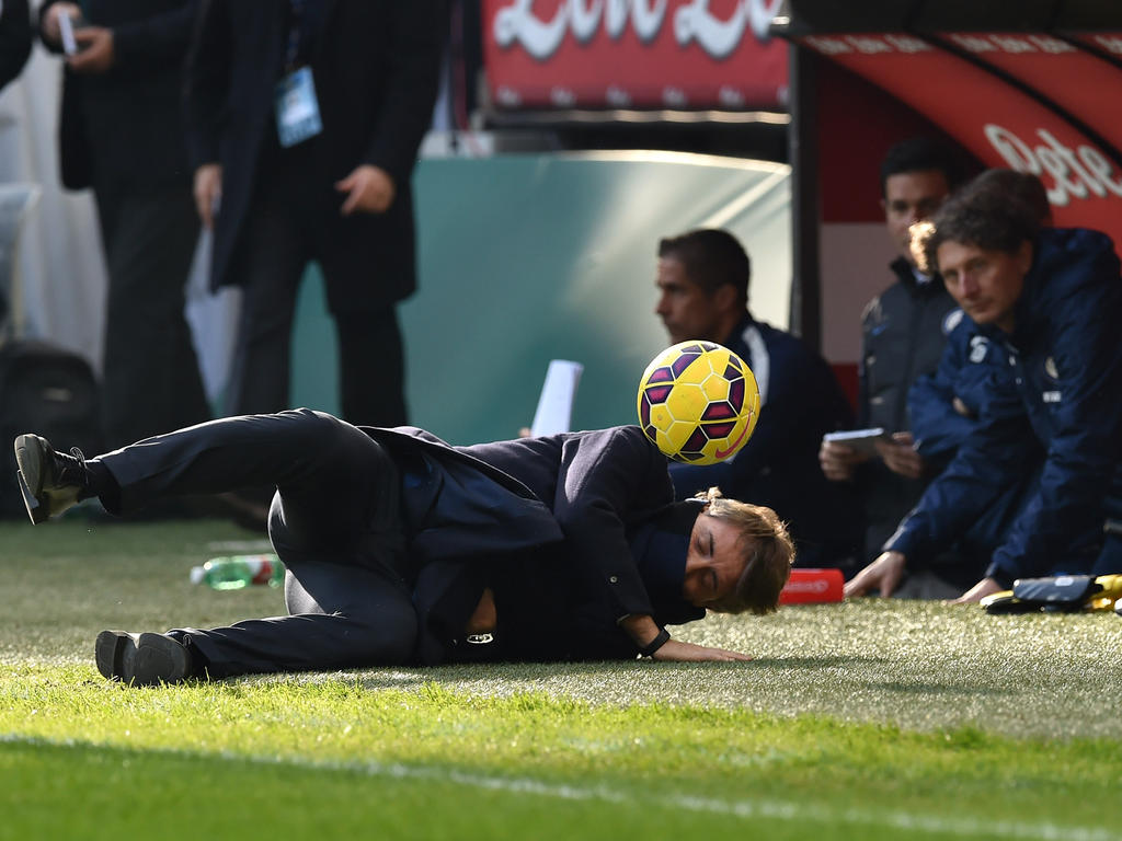 Inter-Coach Roberto Mancini bekam den Ball voll ins Gesicht