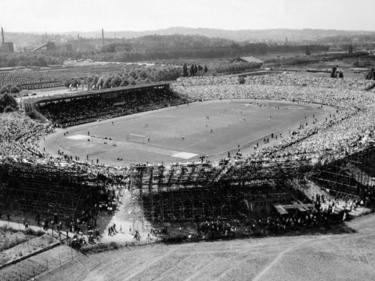 Platzt im November 1950 aus allen Nähten: das Stuttgarter Neckarstadion