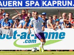 Kevin Diks heeft de bal tijdens het oefenduel FC Schalke 04 - Fiorentina (07-08-2016).
