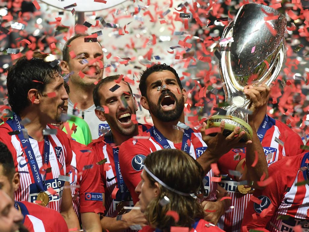 Diego Costa levanta el trofeo conseguido por los colchoneros. (Foto: Getty)