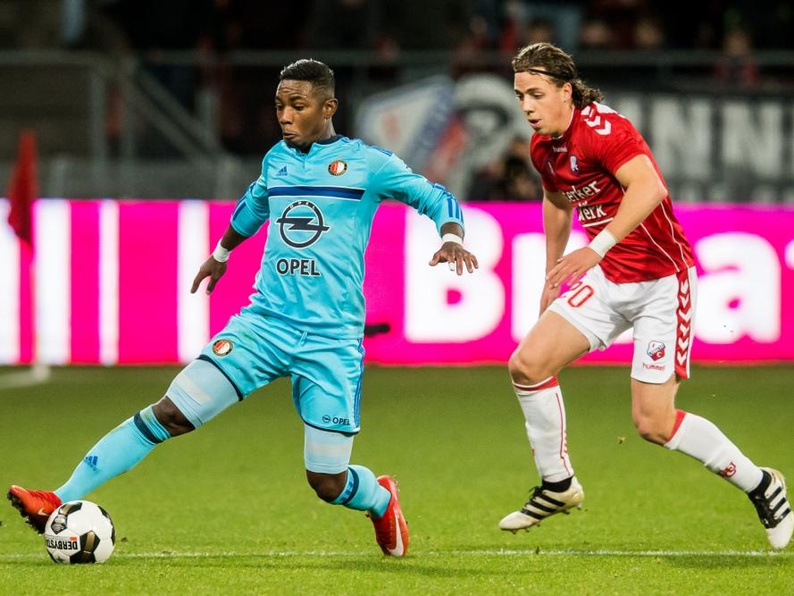 Feyenoord-aanvaller Eljero Elia houdt de bal binnen en wordt onmiddellijk op de huid gezeten door FC Utrecht-verdediger Giovanni Troupée. (27-11-2016)