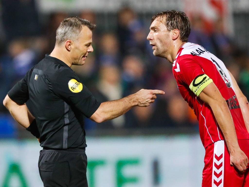Scheidsrechter Björn Kuipers (l.) kent geen genade met Willem Janssen (r.) die tijdens de bekerwedstrijd PEC Zwolle - FC Utrecht een gele kaart voor een schwalbe krijgt. (14-12-2016)