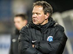 Henk de Jong ziet het met lede ogen aan: De Graafschap gaat tijdens zijn debuut onderuit bij FC Eindhoven. (13-01-2017)