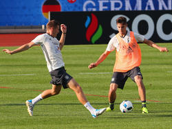 Toni Kroos und Julian Weigl kicken gemeinsam für die deutschen Nationalmannschaft