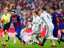 Messi conduce el balón entre jugadores del Madrid (Foto: Getty)