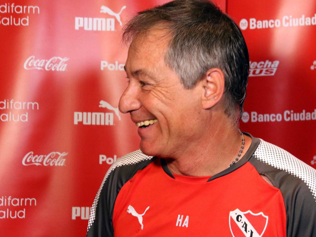 Ariel Holan seguirá dirigiendo a Independiente. (Foto: Imago)