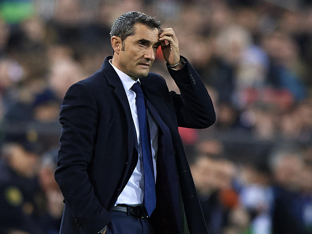 Valverde sigue atento el devenir del Valencia-Barça. (Foto: Getty)