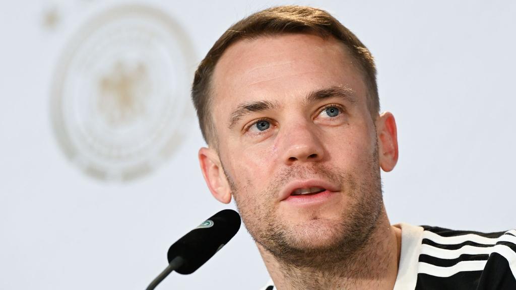 Torhüter Manuel Neuer spricht auf einer Pressekonferenz