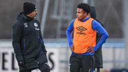 Schalke-Trainer David Wagner mit Mittelfeldspieler Weston McKennie