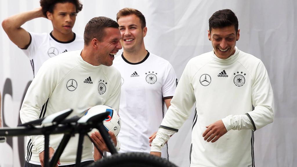 Lukas Podolski nimmt Mesut Özil in Schutz