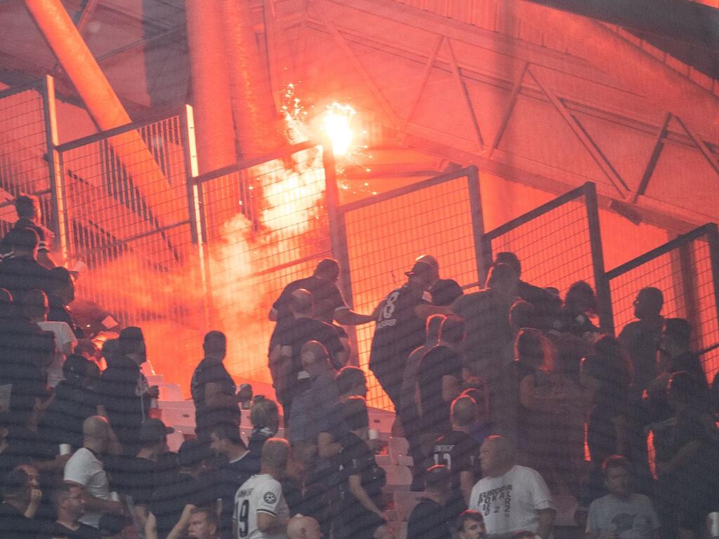 Ein Feuerwerkskörper wird von Eintrachtultras aus ihrem Block geworfen Ein Feuerwerkskörper wird von Eintrachtultras aus ihrem Block geworfen