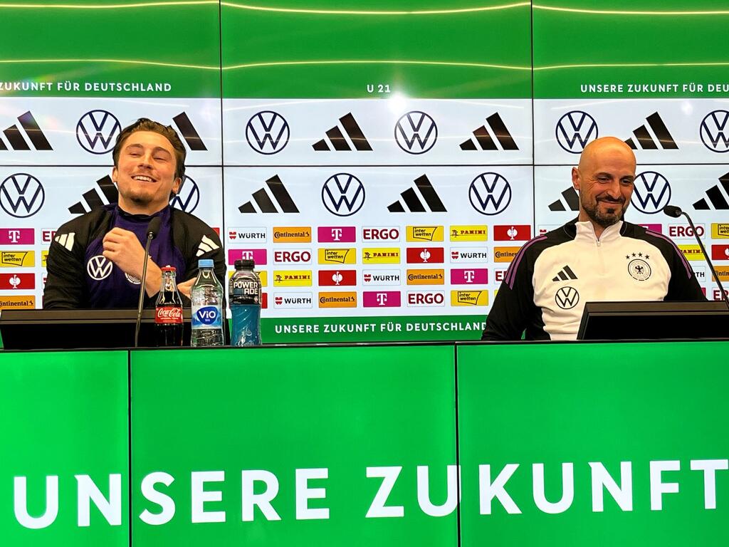 Freuen sich auf das Spiel gegen Spanien: U21-Nationaltrainer Antonio Di Salvo (r) und Spieler Rocco Reitz Freuen sich auf das Spiel gegen Spanien: U21-Nationaltrainer Antonio Di Salvo (r) und Spieler Rocco Reitz