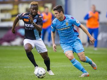 Danilo Pantić (r.) is waakzaam, als Nathan Kabasele druk zet tijdens Vitesse - De Graafschap. (20-09-2015)