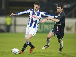 Erik Falkenburg (r.) probeert het Branco van den Boomen (l.) lastig te maken tijdens het competitieduel sc Heerenveen - Willem II. (23-01-2016)