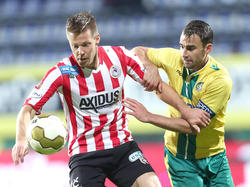 Johan Voskamp (l.) vecht een duel uit met Roel Janssen (r.) tijdens het competitieduel Fortuna Sittard - Sparta Rotterdam. (20-11-2015)