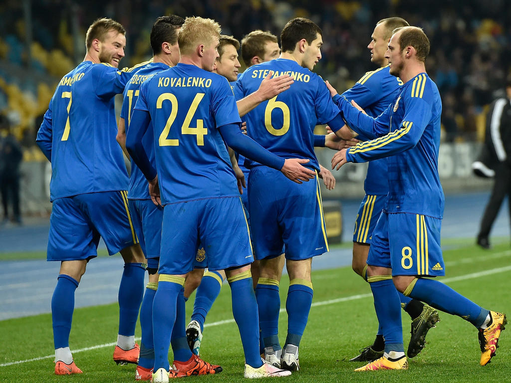 Die Spieler der Ukraine feiern den Führungstreffer im Testspiel gegen Wales. (28.03.2016)