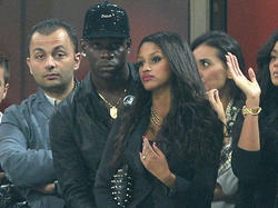 Mario Balotelli y Fanny Neguesha en la tribuna durante un partido del Milan