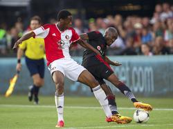 Terence Kongolo (l.) vecht met Atiba Hutchinson (r.) om de bal tijdens Feyenoord - Beşiktaş. (30-7-2014)