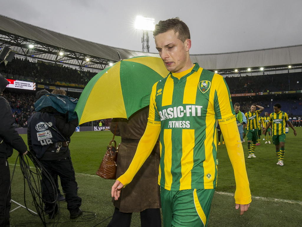 Timothy Derijck loopt teleurgesteld van het veld na de verloren wedstrijd tegen Feyenoord. De verdediger maakte in de eerste helft een eigen doelpunt, alweer zijn derde van het seizoen in de Eredivisie. (01-02-2015)
