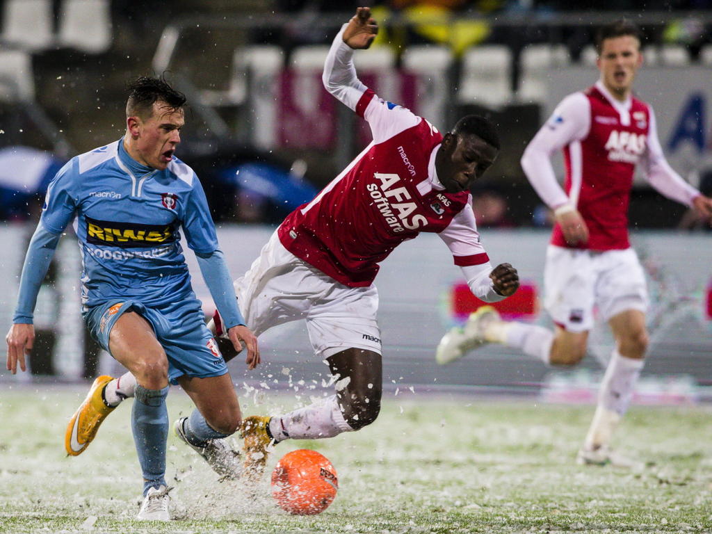Een onderling sneeuwgevecht tussen Giovanni Korte (l.) en Derrick Luckassen (r.) tijdens het competitieduel AZ Alkmaar - FC Dordrecht. (17-01-2015)