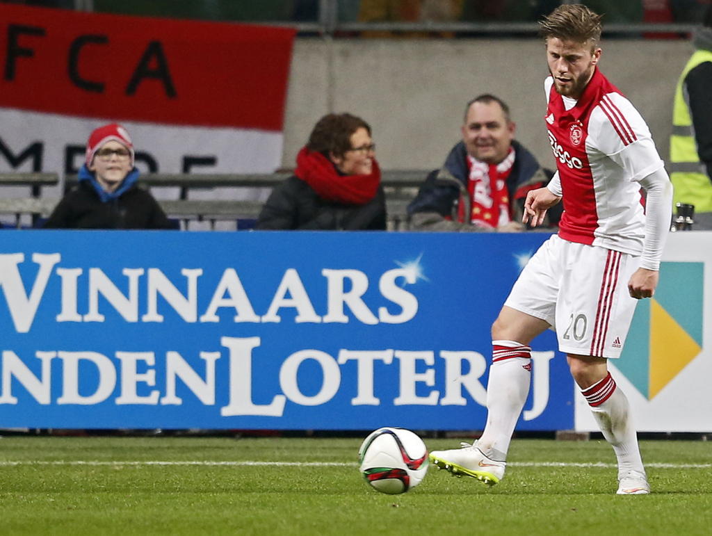 Lasse Schöne met de bal aan de voet tijdens Ajax - AZ Alkmaar. (05-02-2015)