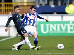 In de noordelijker derby staan twee piepjonge voetballers tegenover elkaar. Desevio Payne (l.) van FC Groningen maakt zijn debuut in de Eredivisie, terwijl Pelle van Amersfoort van sc Heerenveen zijn basisdebuut in de competitie maakt. (22-02-2015)