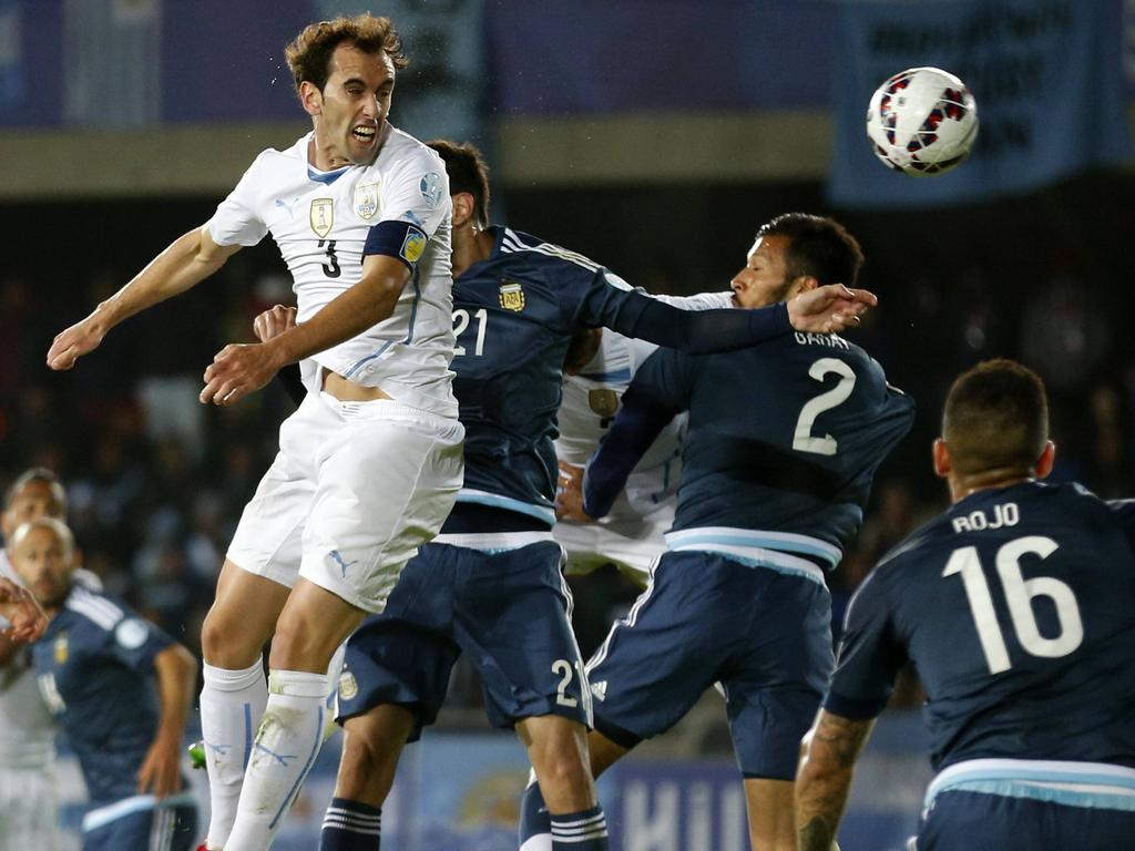 Uruguays Kapitän Diego Godin (l.) schiebt Chile die Favoritenrolle zu