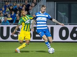 Gianni Zuiverloon (l.) zet tijdens PEC Zwolle - ADO Den Haag een sliding om om Lars Veldwijk van de bal te zetten. (19-09-2015)