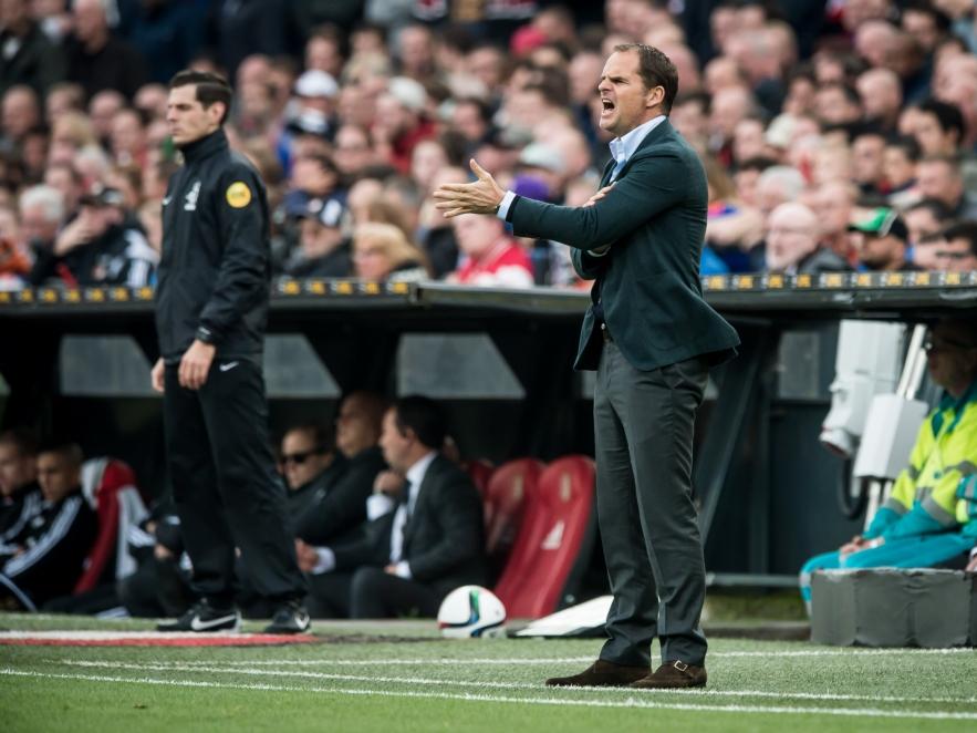 Frank de Boer staat koortsachtig aan de zijlijn tijdens De Klassieker. Bij winst op Feyenoord staat Ajax vier punten los in de Eredivisie. (08-11-2015)