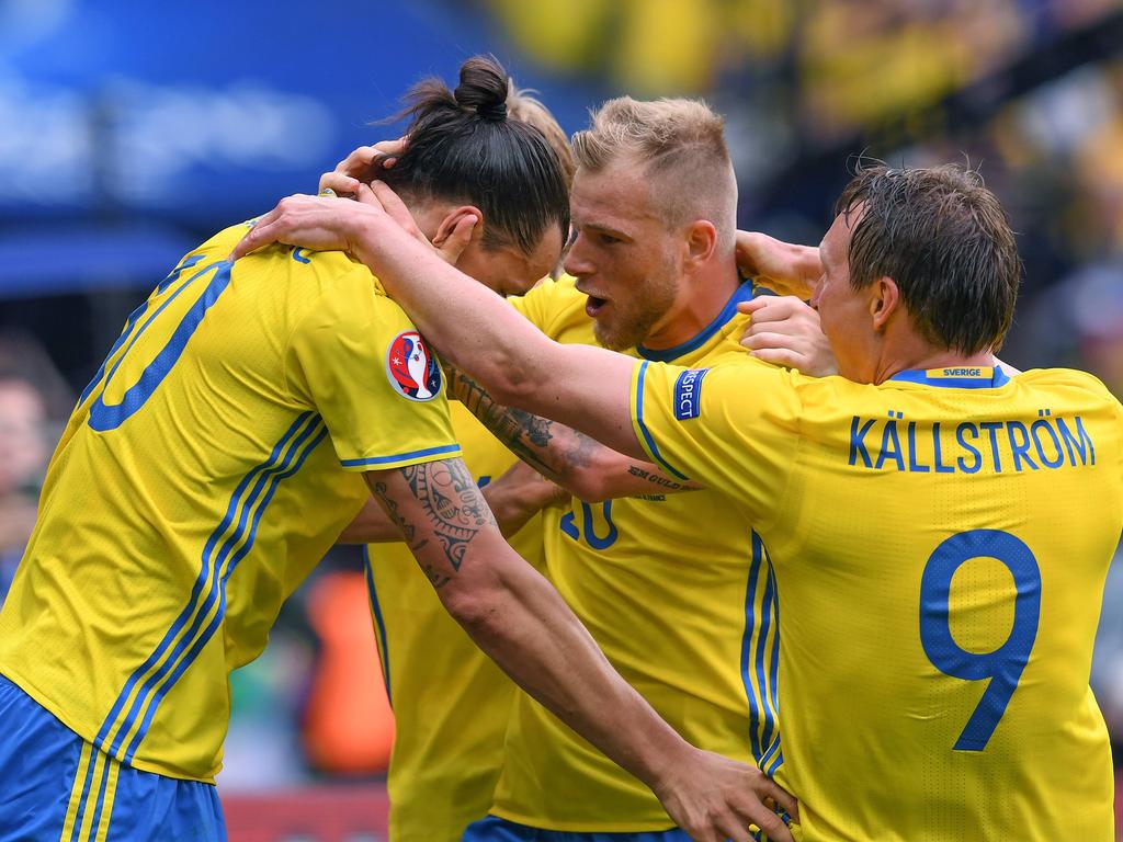 John Guidetti (m.) viert de 1-1 samen met Zlatan Ibrahimović (l.) en Kim Källström (r.) tijdens het EK-duel Ierland - Zweden (13-06-2016). John Guidetti (m.) viert de 1-1 samen met Zlatan Ibrahimović (l.) en Kim Källström (r.) tijdens het EK-duel Ierland - Zweden (13-06-2016).