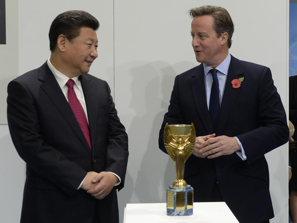 Xi Jinping (l.) hat den WM-Pokal beim England-Besuch fest im Blick