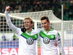 Die beiden deutschen Nationalspieler Schürrle und Draxler feiern zusammen. (08.03.2016)