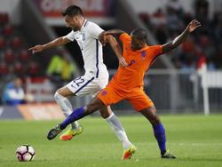 Georginio Wijnaldum (r.) probeert Andreas Samaris (l.) van de bal te zetten in de vriendschappelijke wedstrijd tussen Nederland en Griekenland. (01-09-2016)