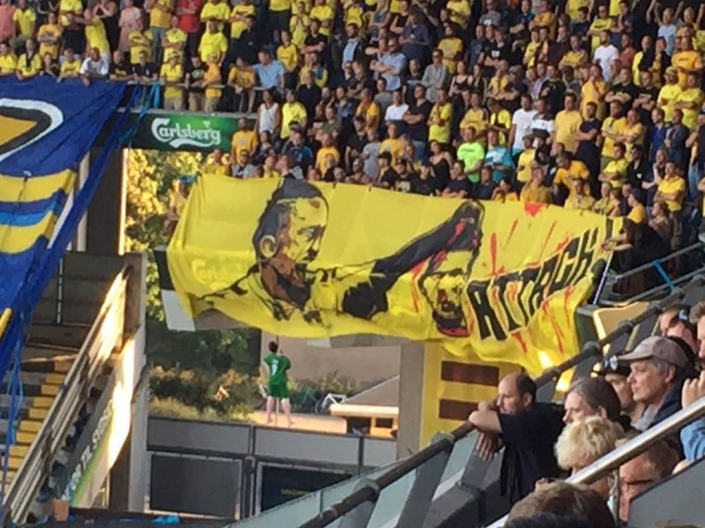 Widerwärtig: Bröndbys Fans schlagen Berg den Kopf ab (Foto: Martin Davidsen)