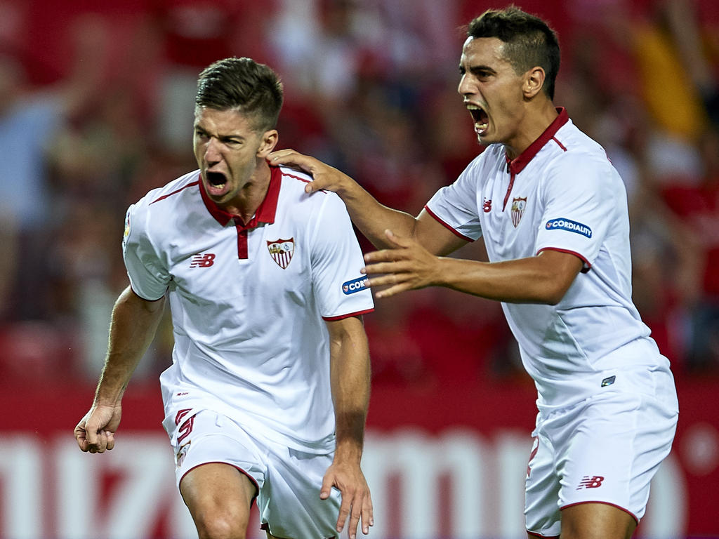 Vietto y Ben Yedder celebrando un gol del Sevilla en Champions. (Foto: Getty)