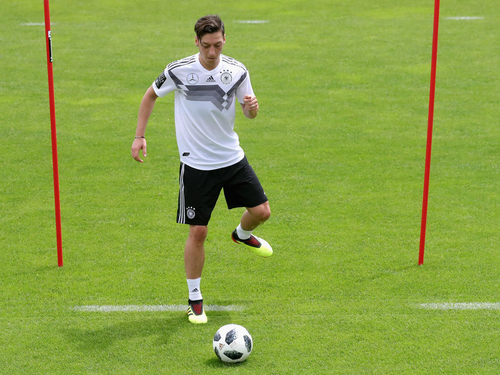 Özil steigt nach Knieproblemen wieder ins Training ein